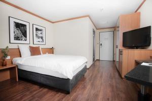 TV in/ali zabaviščno središče v nastanitvi HOTEL ENGEL LIESTAL - Business & Lifestyle