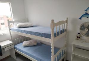Un pat sau paturi într-o cameră la Apartamento de cobertura na beira mar e de frente para o mar. Vista maravilhosa.