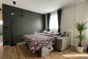 - une chambre avec un lit et une plante dans l'établissement Bel appartement proche de Paris, à Villemomble