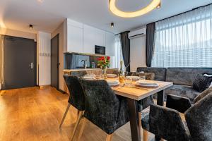 Телевизор и/или развлекательный центр в Aparthotel Zakopiański & SPA