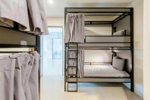 a bunk bed in a room with two bunk beds at Cama en habitación Compartida para Hombres in Mexico City