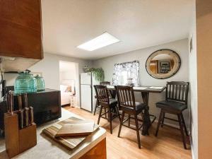 een keuken met een tafel en stoelen in een kamer bij New 1BR Apartment in Heart of Downtown Pueblo! in Pueblo
