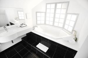Kopalnica v nastanitvi HOTEL ENGEL LIESTAL - Business & Lifestyle
