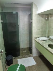 uma casa de banho com um chuveiro e uma porta de vidro em Jumbo Hotel (Adults Only) no Rio de Janeiro
