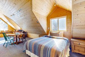 Un pat sau paturi într-o cameră la Ridgerunner Cabin
