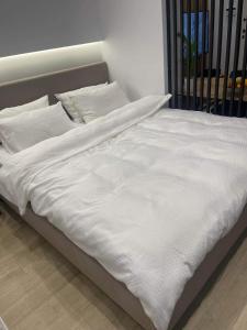 1 cama blanca grande con sábanas y almohadas blancas en B1 Luxury Studio, en Alexandroupoli
