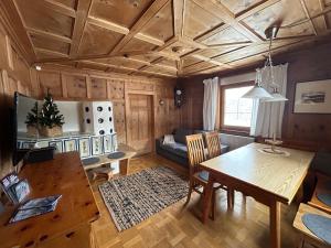 uma sala de estar com uma mesa e um sofá em Ferienhaus Alpenglück em Wenns