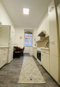 eine Küche mit weißen Geräten und ein Esszimmer in der Unterkunft Modernisierte, traumhafte Wohnung in zentraler Lage in Wiesbaden