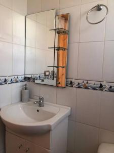 een badkamer met een wastafel en een spiegel bij Comoda Cabaña en Pichilemu in Pichilemu
