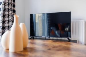 En TV eller et underholdningssystem på Charming 2bed House