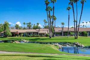 un parcours de golf avec des palmiers et une maison dans l'établissement VB940 - Lobelia Luxe, à Palm Desert