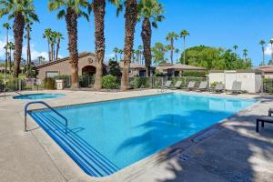 - une piscine avec des palmiers dans un complexe dans l'établissement VB940 - Lobelia Luxe, à Palm Desert