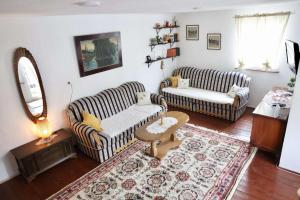 una sala de estar con 2 sofás y una alfombra en Holiday Home Mali Raj, en Pale
