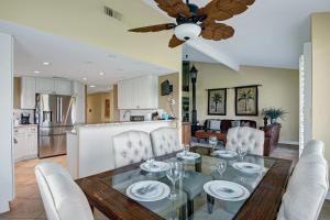 een eetkamer en een keuken met een tafel en stoelen bij VB937 - Bahama Breeze in Palm Desert