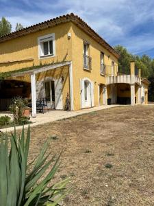 ein Haus mit einem großen Garten davor in der Unterkunft Villa provençale 8 personnes in Ventabren