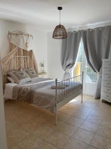ein Schlafzimmer mit einem Bett, einer Kommode und einem Fenster in der Unterkunft Villa provençale 8 personnes in Ventabren + 30 Fotos