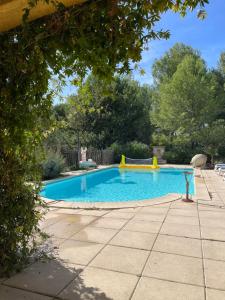 ein Pool auf einem Hof mit ausreichend großen orsenalsenalsenalsenalsenalsenal in der Unterkunft Villa provençale 8 personnes in Ventabren