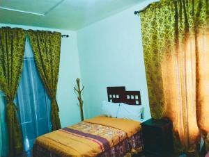 Ένα ή περισσότερα κρεβάτια σε δωμάτιο στο Hostal Santuario de las Libelulas