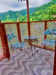 Vista generica sulle montagne o vista sulle montagne dall'interno of country house