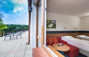 una stanza con un letto, un divano e un tavolo di Hotelový dům Kaskáda - Bed and Breakfast a Kurdějov