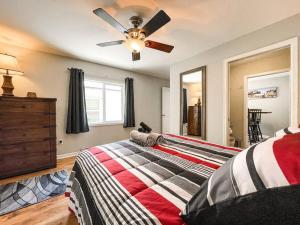 um quarto com uma cama e uma ventoinha de tecto em New Bungalow! / Central Location Near Fairgrounds em Pueblo