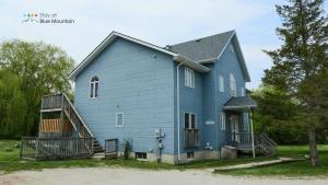 a blue house with a gambrel roof at Summit Ridge 3 in Blue Mountains