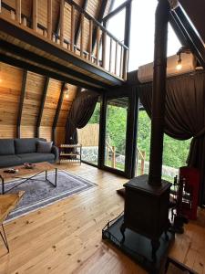 ein Wohnzimmer mit einem Holzofen in der Mitte in der Unterkunft SAPANCA LİFE GARDEN BUNGALOV in Sapanca