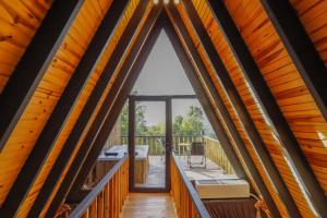 uma vista do interior de uma casa de madeira com uma grande janela em SAPANCA LİFE GARDEN BUNGALOV em Sapanca