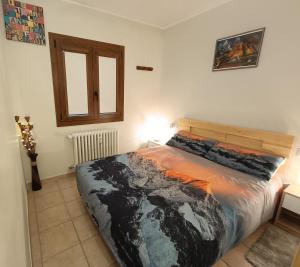 1 dormitorio con cama y ventana en La Molina - acogedor apartamento cerca de las pistas de esquí en La Molina Alp