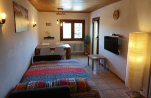 - un salon avec un lit et une salle à manger dans l'établissement La Molina - acogedor apartamento cerca de las pistas de esquí, à La Molina