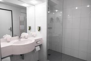 Kopalnica v nastanitvi HOTEL ENGEL LIESTAL - Business & Lifestyle