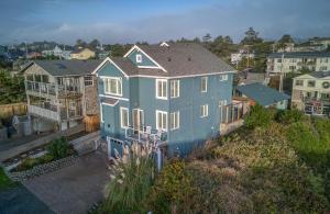 una vista aérea de una gran casa azul en Nye KiKi, en Newport