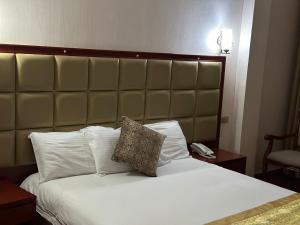 Ένα ή περισσότερα κρεβάτια σε δωμάτιο στο Consolar International Hotel