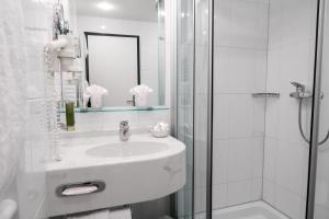 Kopalnica v nastanitvi HOTEL ENGEL LIESTAL - Business & Lifestyle
