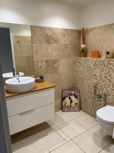 a bathroom with a sink and a toilet at Maison individuelle prVersailles in Villennes-sur-Seine