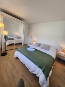 A bed or beds in a room at Bel Appartement en bord de mer
