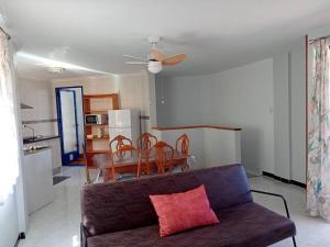 sala de estar con sofá y mesa en Apartamento en Los Nietos con piscina comunitaria., en Los Nietos