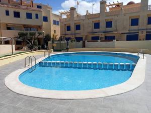 una gran piscina frente a un edificio en Apartamento en Los Nietos con piscina comunitaria., en Los Nietos
