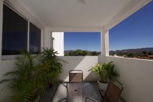 a balcony with a table and chairs and plants at Hotel Villa 12 TX in Tequisquiapan