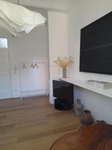 uma sala de estar com uma televisão de ecrã plano na parede em PERUSIA HOME em Perugia