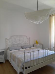 1 dormitorio con 1 cama blanca con dosel blanco en PERUSIA HOME, en Perugia