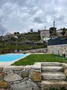 蓬蒂達巴爾卡的住宿－Casa dos Cortelhas，后院设有游泳池和石墙