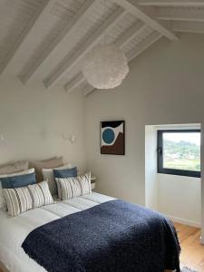 蓬蒂達巴爾卡的住宿－Casa dos Cortelhas，一间卧室配有一张带蓝色毯子的大床