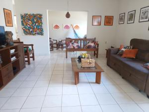 uma sala de estar com sofás e uma mesa de centro em Casa super arejada no melhor de Miramar em João Pessoa