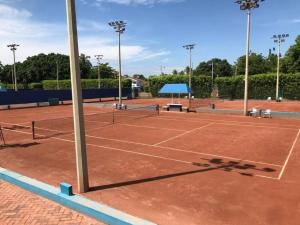 um campo de ténis com duas raquetes de ténis em Lagos del Peñon, Casa Arena em Girardot