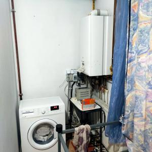 lavadero con lavadora y lavadora en Vila ELENA Ap 1 en Bucarest