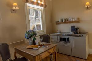 cocina con mesa de madera y fregadero en Apartment Schloßblick, en Langenburg