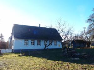 ein weißes Haus mit schwarzem Dach in der Unterkunft Ferienhaus Loft in der alten Schreinerei in Billingsbach