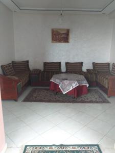 uma sala de estar com sofás e uma mesa em Appartement meublé situé a côté de centre ville em Meknès