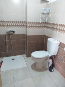 uma casa de banho com um WC e um chuveiro em Appartement meublé situé a côté de centre ville em Meknès